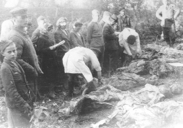 Soviets exhume a mass grave in Zloczow shortly after the liberation